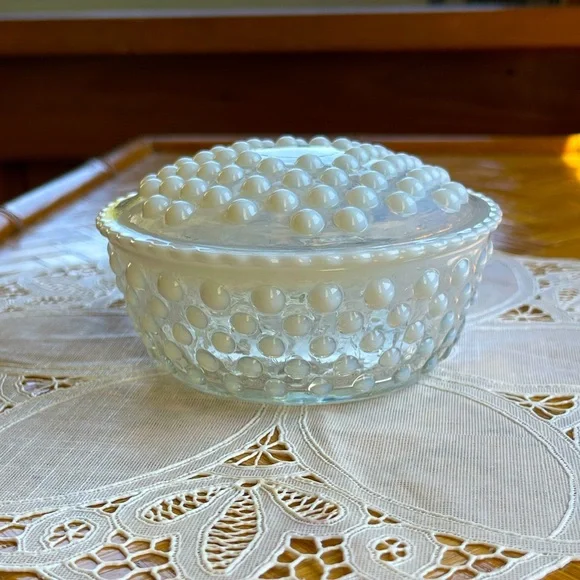 Vintage Hobnail dresser box milky glass - Picture 1 of 9